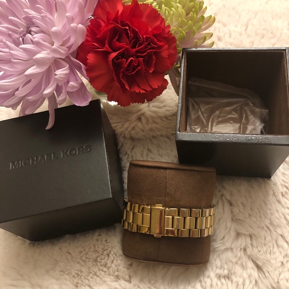 Michael Kors watch gold detail with pink face - Picture 3 of 3